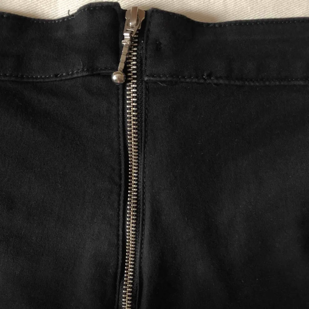 Mycket stretchiga jeans från Monki, aldrig använda Jeansen försluts av dragkedjan som sitter bak på byxxorna💫 . Jeans & Byxor.
