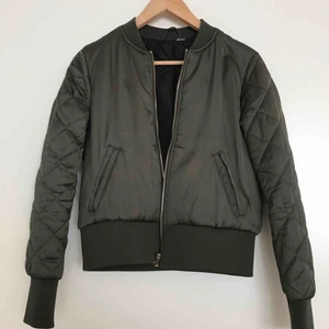  - Grön, tunn bomberjacka från H&M i storlek 34/XS. Säljer pga att den blivit för liten för mig. Fickorna är endast prydnad, man kan alltså inte använda dom. 