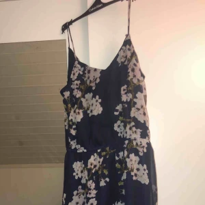  - Jättefin klänning som aldrig är använd!🥰 frakt tillkommer!