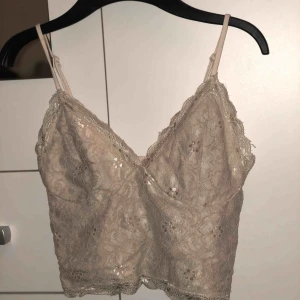  - Jättefin spetstopp som passar perfekt till fest! Frakt tillkommer💕