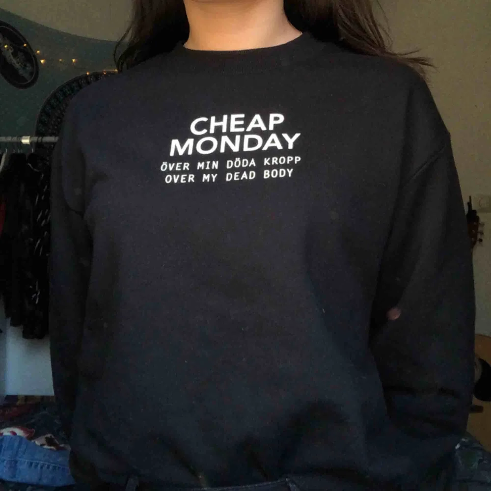 sweatshirt från cheap monday den är köpt i butik i London🔥 aldrig använd❤️ frakten ingår💌. Tröjor & Koftor.
