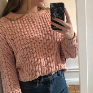  - Stickad tröja från hm💕 använd ett fåtal gånger så fortfarande i bra skick. Tröjan är grovstickad med superfina ärmar💛  Möts upp i Stockholm annars tillkommer fraktkostnad💜