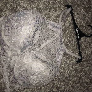  - *HELT OANVÄND* Snygg bralette i ljusblått från nly lingerie, en jeansjacka till denna och du är redo för sommarens fester alternativt coachella! Köparen står för frakten.