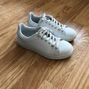  - Vita sneakers från Lager 157. Använda max 10 gånger. Köparen står för frakten, alternativt kan jag mötas vid tunnelbanestationen Stadion. 