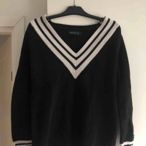  - Ribbad tröja från märket STOCKHO LM. Använd fåtal gånger. En fin tröja med riktigt bra kvalité. Köparen står för frakt:)