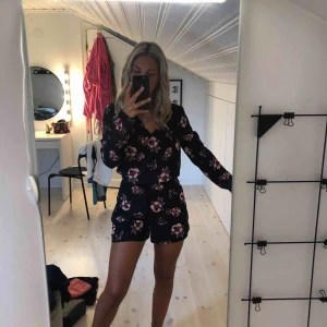  - Superfin och skön byxdress med resor i midjan. Använd 1 gång