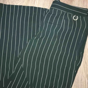  - Gröna byxor med vita ränder, sitter SÅÅ snyggt på, dock för korta för mig. Från märket Stockh lm 