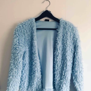  - Supermysig blå fluffjacka/kofta. Köpt på Gina tricot.