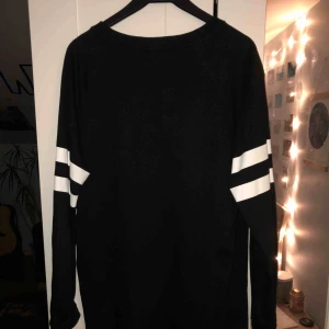  - Lång, svart tjocktröja. Super skön och varm. Är storlek S men är ganska over sized så passar M/L