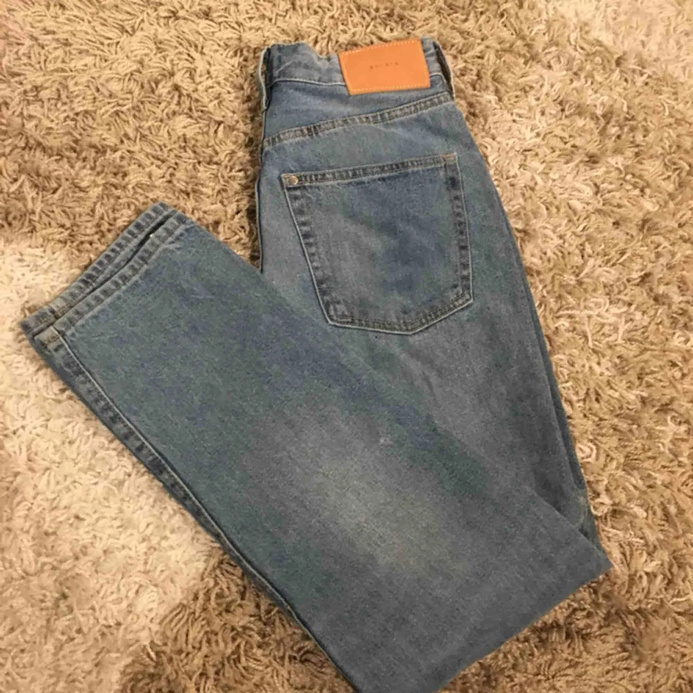 FRAKT PÅ 39kr TILLKOMMER     Perfekta vintage fit jeans från H&M med nitar över hela framsidan. Aldrig använda då jag hoppades att jag var en storlek mindre än vad jag faktiskt var och har sedan dess endast legat i en låda.. Jeans & Byxor.