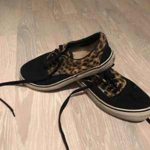  - Vans svarta/leopard. Använda men i fint skick