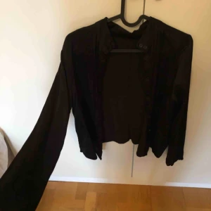  - Sååå fin ”silkes” blus/ skjorta som tyvärr är för liten för mig. Frakt tillkommer 