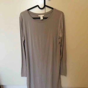  - Jättefin grå/rosa långärmad klänning från H&M. Använd 1 gång på bröllop. Frakt tillkommer.