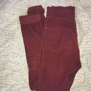  - Högmidjade vinröda Monki jeans storlek xs/s Stretchiga och sköna! Nyskick💕
