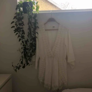  - Playsuit från DM! Är i väldigt bra skick nästan aldrig använd! Den är inköpt för ungefär 800kr! Möts upp i Malmö! Frakten ingår inte i priset🥰