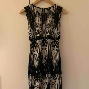  - Klänning med detaljer. Otroligt fin klänning som endast använts en gång. Den är som ny! Köpt på HM i strl S. Köparen står för frakten! 🌟