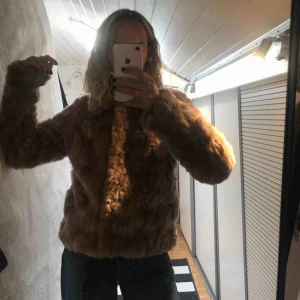  - Knappt använd pälsjacka (fake päls) från Vila, köptes för 1000