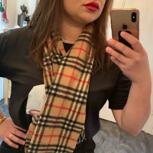  - Vintage Burberrys scarf 100% cashmere, kan fraktas, köpare står för frakt kostnad = 59kr 