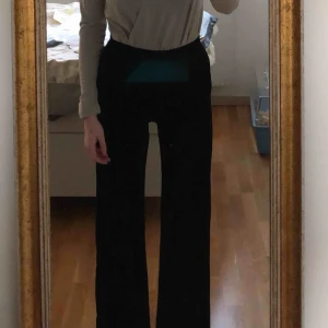  - ett par jättefina sammetsbyxor med en härlig passform, använd 1-2ggr. köparen står för frakten, men kan även mötas upp i lund lr malmö🖤 