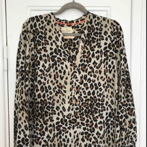  - Använd blus i fint leopardmönster!  Inköpt på Lindex. 