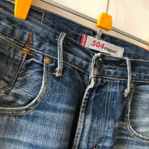 - Levis 504 jeansshorts 32 i midjan. Snyggs slitna 