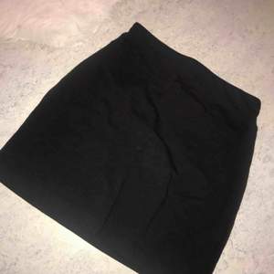 Basic svart tyg kjol 