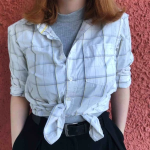  - En snygg vit skjorta som behöver lite mer kärlek! Kan fraktas, betalning sker via Swish! ✨