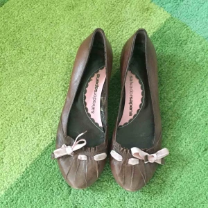  - Vackra ballerinaskor i skinn med rosa band. Perfekta till våren och sommaren.