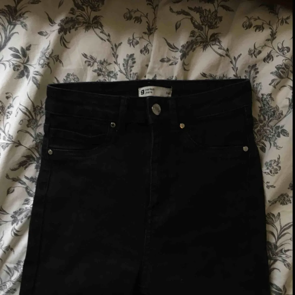 Supersnygga och sköna jeans från ginatricot som tyvärr inte kommit till så mycket användning.. Jeans & Byxor.