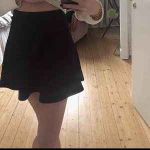  - Snygg kjol från H&M storlek XS, frakt på 36kr tillkommer