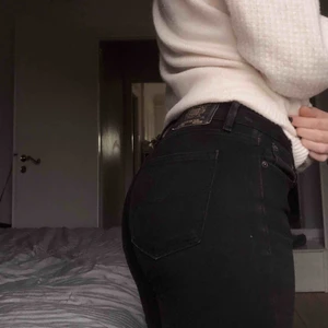  - Snygga butcut jeans från crocker. Köpta på JC. Storlek 25/33. Passar XS/S. Frakt på 55kr tillkommer!