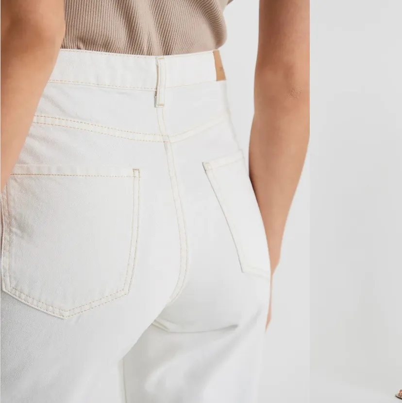 Ett par vita mom-jeans från Gina i modellen ”dagny”! Nypris på dessa är 499kr och mitt pris kan diskuteras! Men de är använda ca 3 ggr pga att de är lite förstora. Är därav i gott skikt. Köparen står för frakt💛. Jeans & Byxor.
