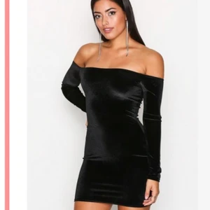 Klänning från Nelly - Off shoulder velvet klänning från Nelly. Använd 1 gång. Köpt för 299kr, säljer för 70kr.🌸 
