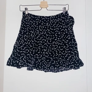Super söt oanvänd kjol - Säljer världens finaste kjol som är oanvänd, har endast testat den, då den är alldeles för kort för mig🥺💕 Kjolen är super söt och har en liten volang, skriv vid intresse!✨
