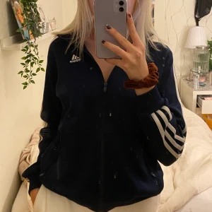Marinblå adidas kofta - Färgen syns inte så bra men den är i en jättefin marinblå färg. Har ett mysigt material inuti så passar jättebra nu till vintern💙