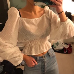 Prickig genomskinlig vit tröja  - Använd några gånger men i bra skick, jättefin till vardags men även fest. Pris kan sänkas vid snabb affär! 