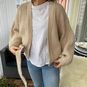 Stickad crossover ”kofta” - Köpt på ZARA i somras och endast använd 3-4 gånger. Superfint skick men tycker ej den passar mig