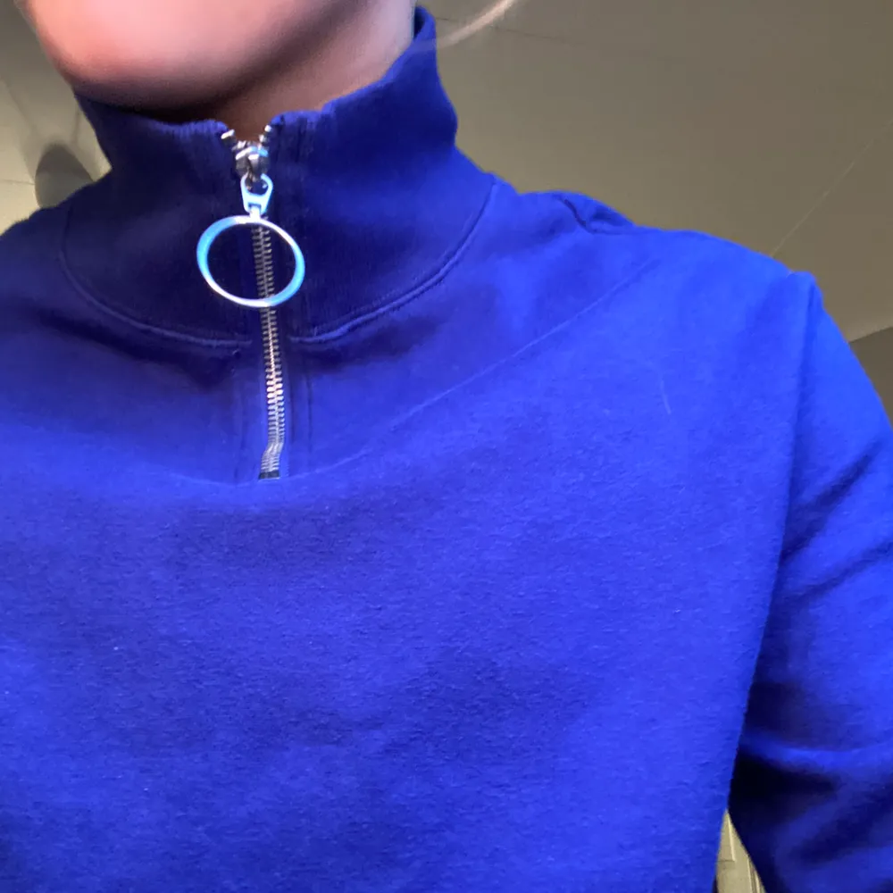 en fin blå sweatshirt som inte kommer till användning. Inga skador eller märken, ser ut som ny. 💕. Tröjor & Koftor.