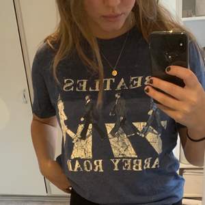 Mörkblå cool t-shirt med the Beatles tryck. Köpt secondhand och nästintill aldrig använt. Storlek står ej men skulle säga att den är S / M. Väldigt bra pss form! Frakt tillkommer.