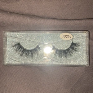 Stora flörtiga lösögonfransar  - Skit snygga lösögonfransar 