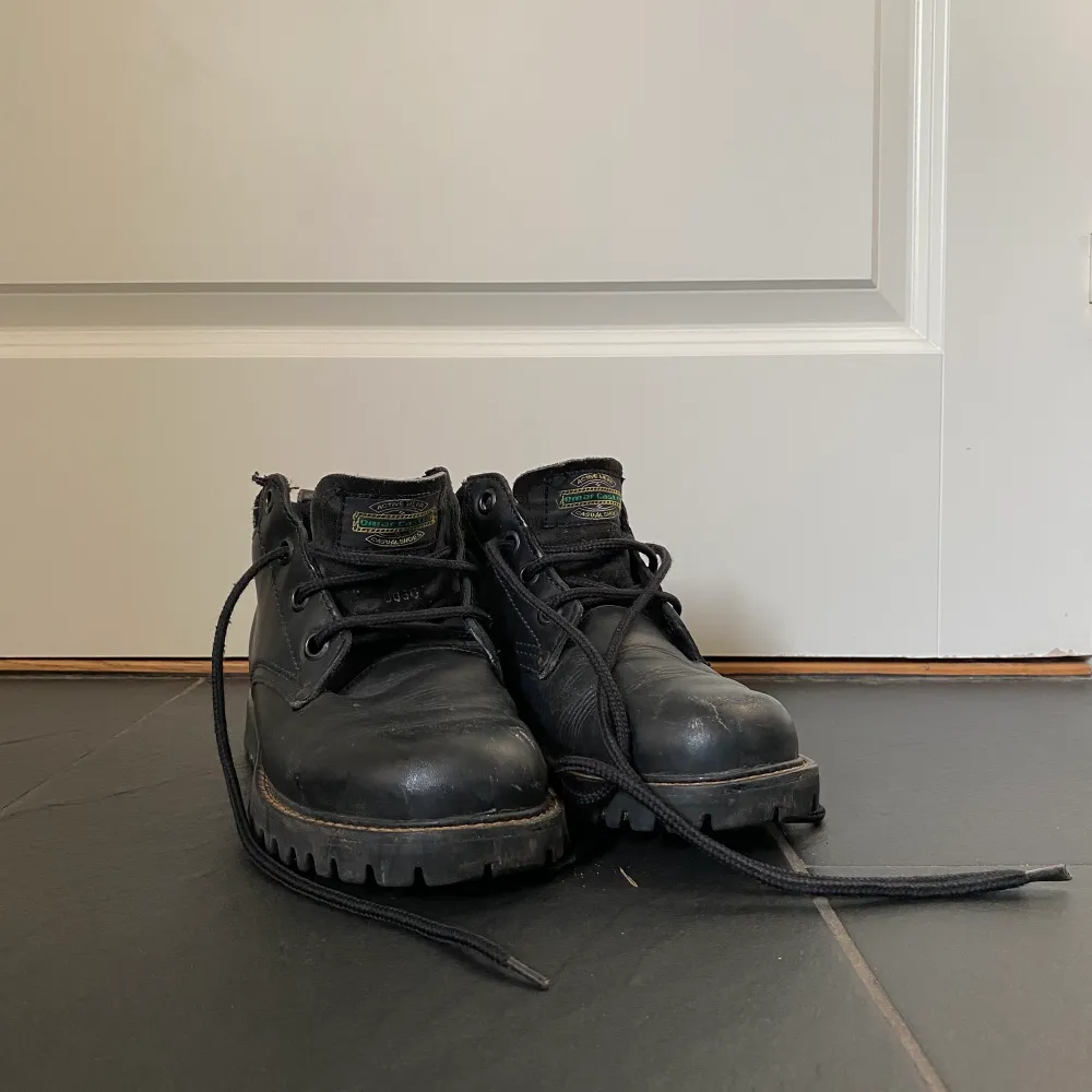 Snygga svarta boots från 80-90 talet i morsans garderob, tyvärr en storlek för små för mig. Skor.