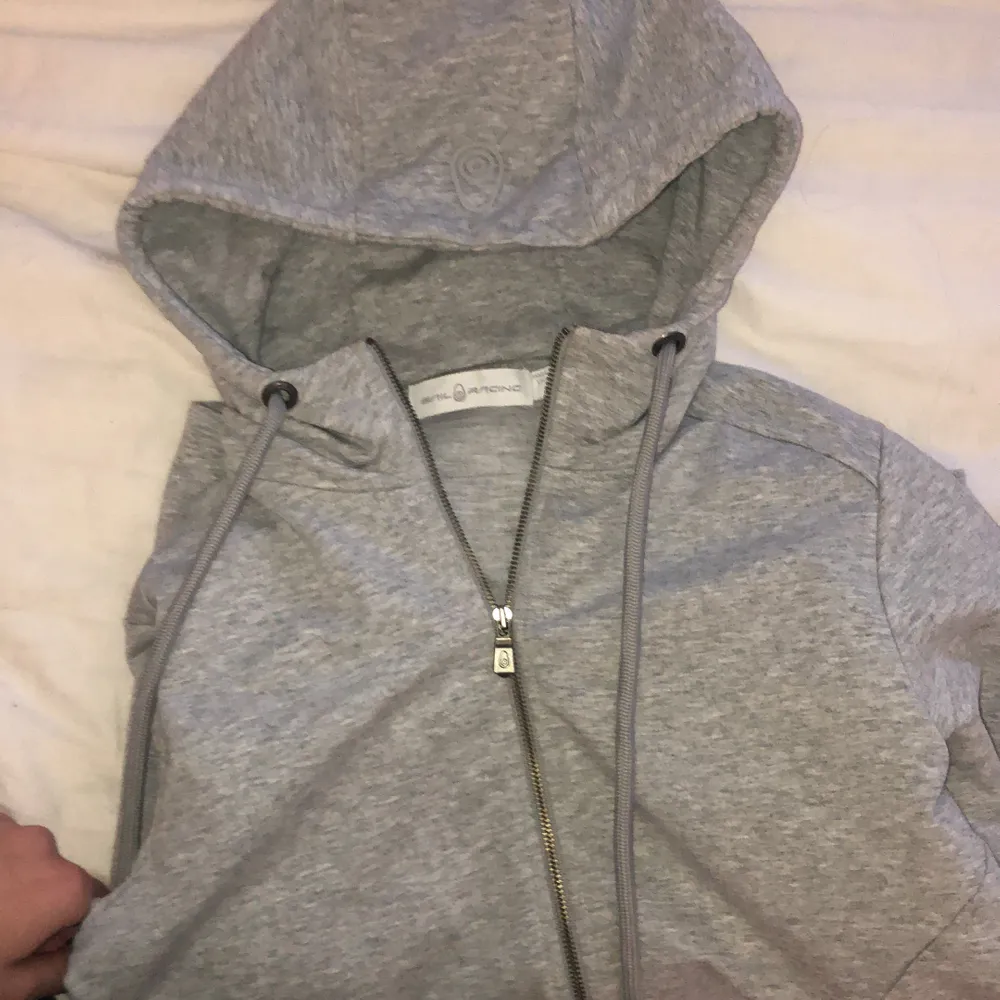 Säljer min sail racing hoodie (äkta såklart). Går och använda som träningshoodie eller vanlig hoodie. Avänt den endast 1 gång och säljer pga liten i storlek. Den är i xs men skulle säga att den är en xxs. Köpte förra vintern för 1200kr och säljer för 300kr. Köparen står för frakten.. Hoodies.