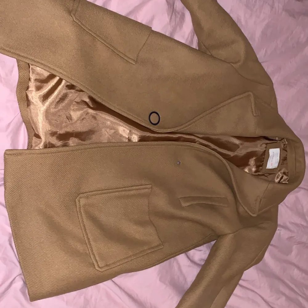 En fin brunaktig kappa från Zara i bra skick. Använd några gånger :) väldigt fin till en hoodie under!. Jackor.