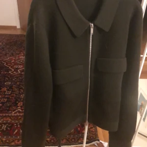 Arket kofta - Så fin och bekväm kofta från arket! Storlek M men skulle passa xs-m beroende på hur man vill att den ska sitta! Nypris: ca 1000kr