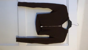 Brun tröja - Brun tunn ribbad magtröja med luva. 