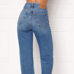 Superfina Levis jeans i fint skick. Köpta i somras för 1200kr Nyskick då de inte är använda så mycket eftersom det inte riktigt är min stil. Skriv för mer bilder💞