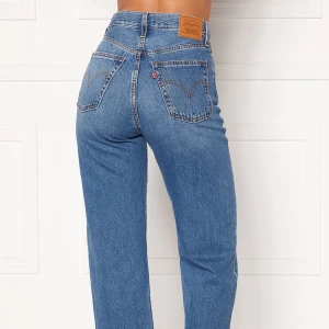 Levis jeans  - Superfina Levis jeans i fint skick. Köpta i somras för 1200kr Nyskick då de inte är använda så mycket eftersom det inte riktigt är min stil. Skriv för mer bilder💞