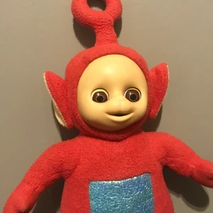 Teletubbie Po - I väldigt fint skick, lappen på den är hel och sitter på baksidan, exemplaret är från 1996. Längden är 32 cm! Lägg bud, högsta bud är 120 kr just nu, budning avslutas 5/12 🥰