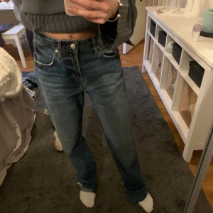 Zara jeans - Säljer dessa super snygga jeans från zara, de är perfekta i modellen! Skriv för fler bilder, möts och fraktar❤️