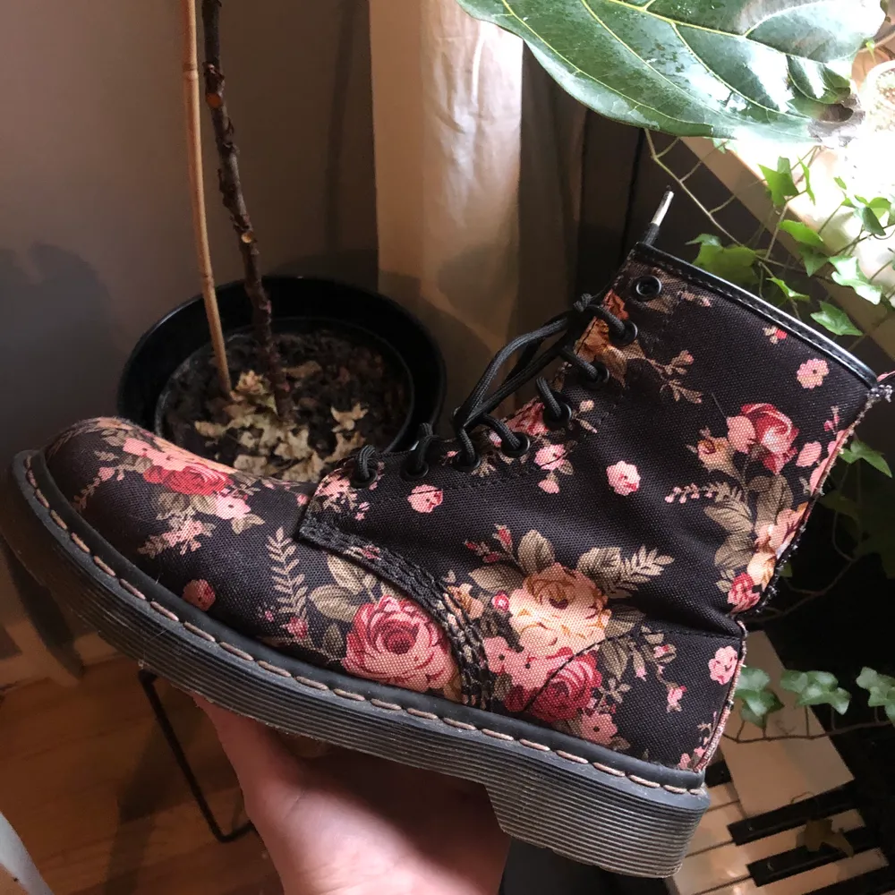 Skitcoola Dr Martens med Blom motiv ! Knappt använda i storlek 39! Frakt tillkommer men kan gärna mötas upp i Stockholm! . Skor.